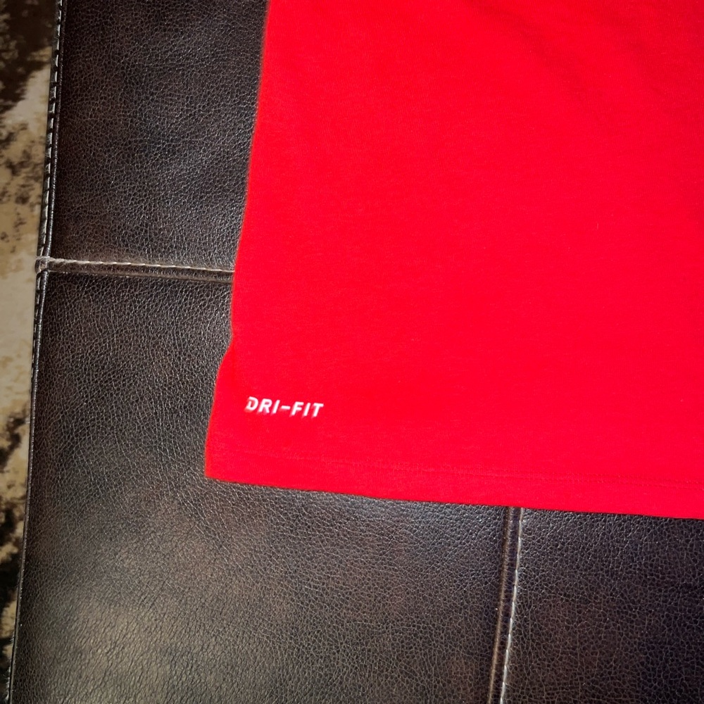 Red Nike shirt . Large men - Picture 2 of 7